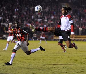 Jogadores saem de campo satisfeitos com empate