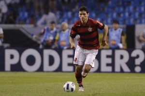 Amigos, zagueiros do Fla comemoram boa partida