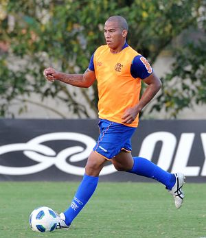 Jael assina com o Flamengo até o fim de 2012