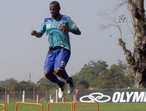 Airton volta e reencontra Grêmio pela primeira vez após título de 2009