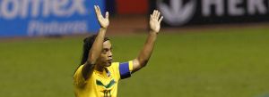 Ronaldinho sai de campo aplaudido de pé por torcida do México
