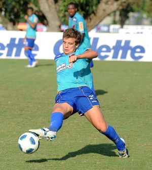 Muralha e Thomás treinam entre os titulares em coletivo