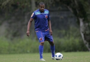 Airton sofre fratura no pé esquerdo e está fora do jogo com o Boavista