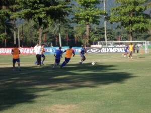 Léo Moura e Bottinelli treinam entre os titulares