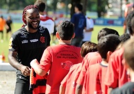 Pequenos rubro-negros "invadem" treino e fazem a festa com os jogadores