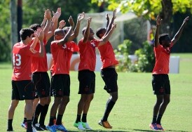 Véspera do FlaxFlu histórico tem rachão e parabéns para Mattheus