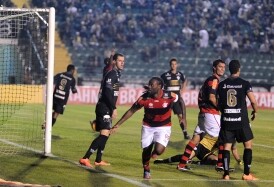 Após quebrar jejum de gols, Vagner Love rompe o silêncio e nega dívida do Fla