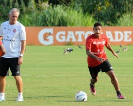 Dorival Júnior acredita em evolução de Carlos Eduardo