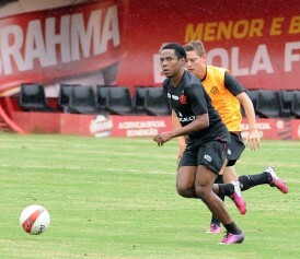 Elias: "Esse 4-2-3-1 ajuda a gente a chegar mais ao ataque"