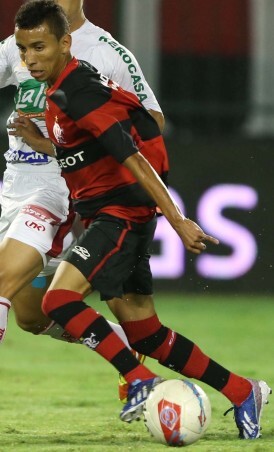 Com golaço de Rafinha, Fla vence na estreia da Copa do Brasil