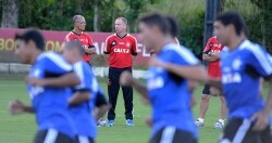 Mano Menezes comanda primeiro treino com bola no Ninho do Urubu