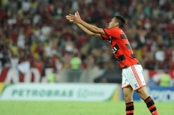 Hernane puxa o parabéns para Léo Moura