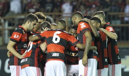 Flamengo vence o Vitória e entra no G-4