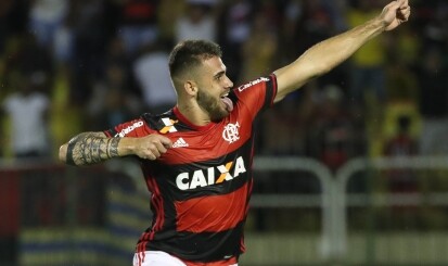 Autor do gol da vitória, Vizeu celebra gol e agradece apoio da torcida
