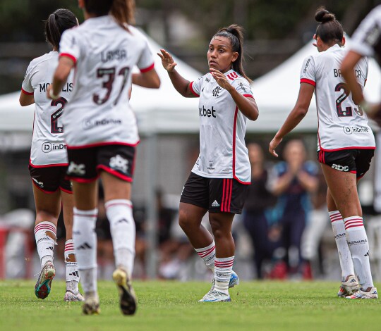 Ju Ferreira chega a 100 jogos pelo Flamengo: “Só consigo agradecer por tudo”
