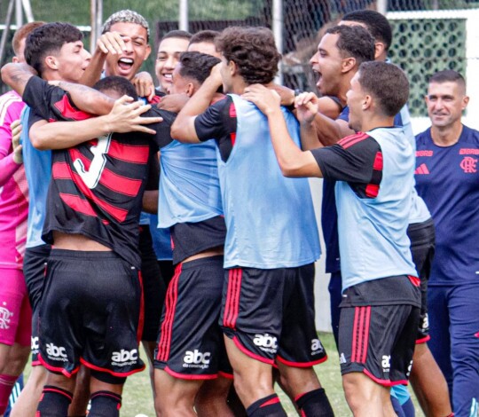 Flamengo vence o Fluminense e arranca vaga na semifinal da Copa Rio Sub-20