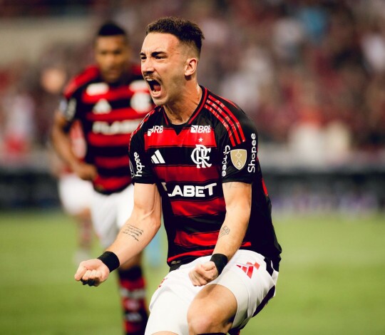 Flamengo vence a LDU no Maracanã e segue vivo na Libertadores