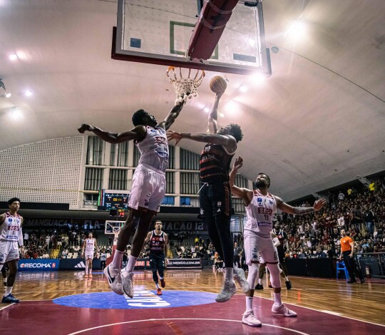 Em duelo decidido na prorrogação, FlaBasquete perde para o Franca e encerra a participação no NBB