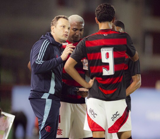 Técnico do sub-20 exalta intercâmbio com o time profissional do Bayer 04