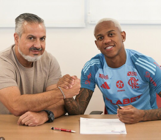Flamengo reajusta contrato de Wallace Yan