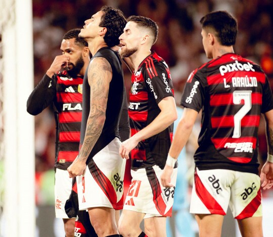 Com gol no fim, Flamengo bate o Fluminense no Maracanã