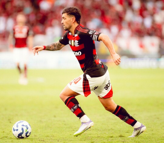 Flamengo sai na frente, mas leva gol no fim e empata com o Grêmio no Maracanã