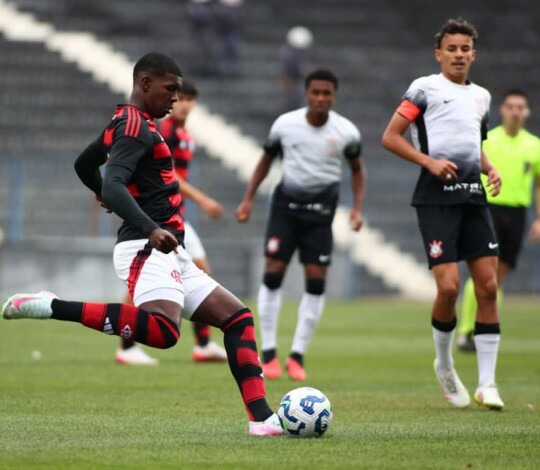 Flamengo vence o Corinthians fora de casa e se classifica no Brasileiro Sub-17