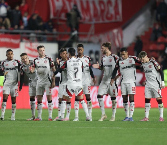 Flamengo vence Estudiantes nos pênaltis e avança à semifinal da Libertadores