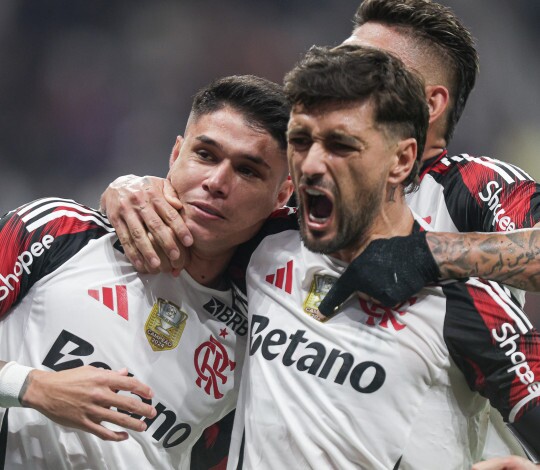 De virada, Flamengo vence o Corinthians e se isola ainda mais na liderança do Brasileirão