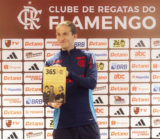 Filipe Luís: Um ano de conquistas e inspiração como técnico do Mengão!