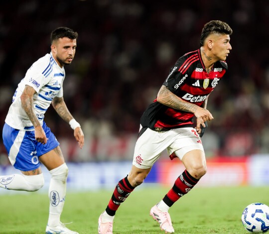 Em duelo pelo topo da tabela, Flamengo e Cruzeiro empatam sem gols no Maracanã