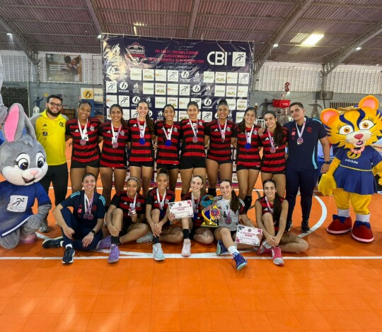 Flamengo Sub-17 é campeão invicto do vôlei: a força da base rubro-negra em quadra!