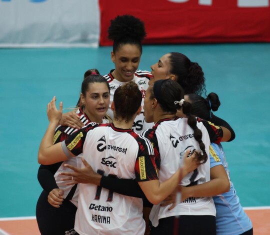Vôlei Feminino: Sesc RJ Flamengo domina Fluminense e garante vantagem crucial na final do Carioca!
