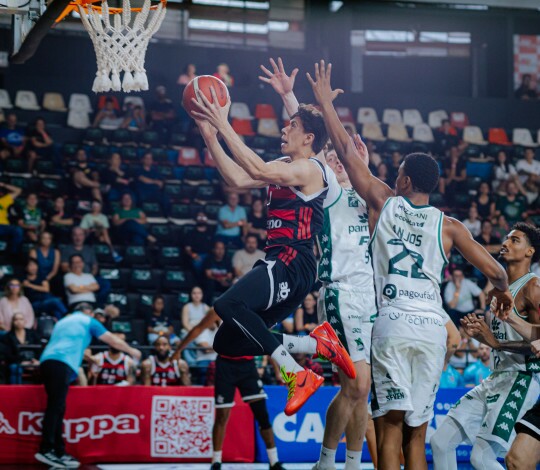 Com show de estreantes, Flamengo vence o Bauru fora de casa na abertura do NBB 25/26