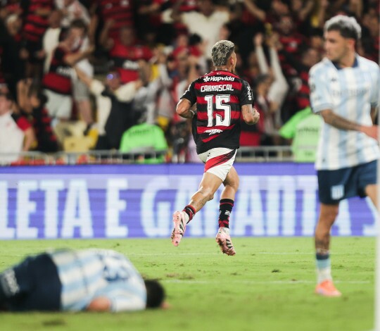 Flamengo marca no fim, vence o Racing e leva vantagem para a volta da semifinal da Libertadores