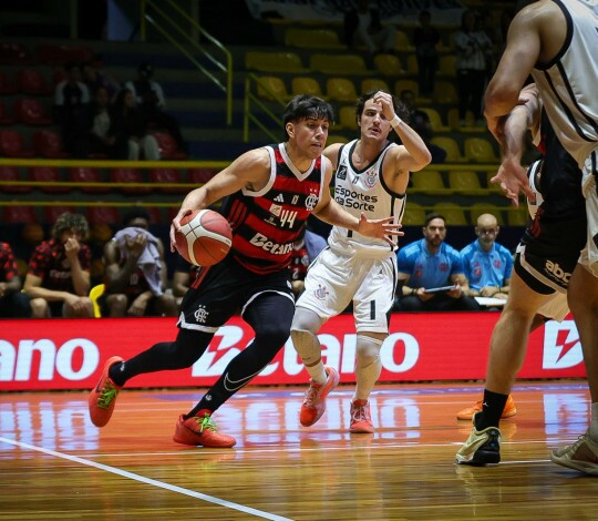 Em mais uma atuação de gala, Flamengo vence Corinthians e embala quinta vitória seguida no NBB