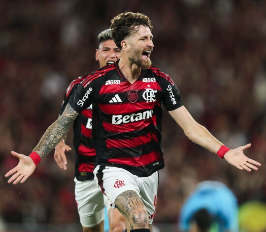 Com emoção no fim, Flamengo vence o Santos e segue à caça da liderança do Brasileirão