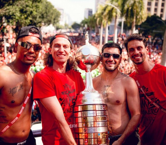 Nos braços da Nação! Flamengo comemora o tetra da Libertadores nas ruas do Rio de Janeiro