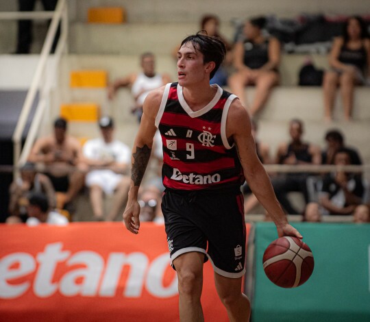 Com direito a placar centenário, FlaBasquete vence Vasco no penúltimo jogo do ano