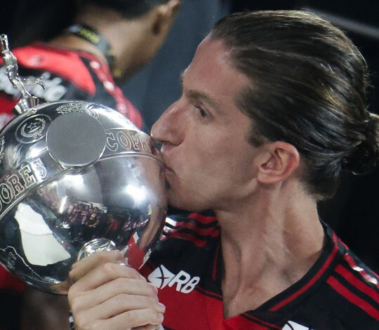 Flamengo renova com Filipe Luís até 2027