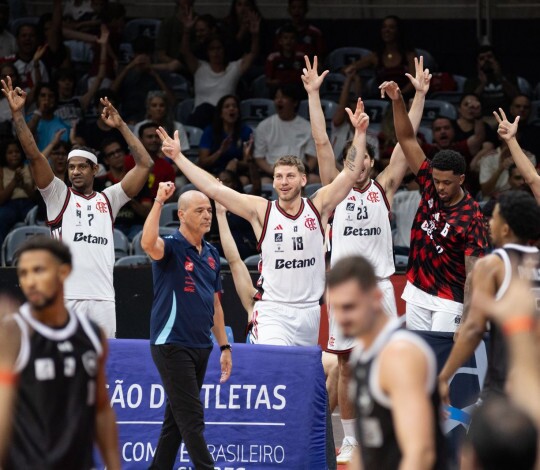 Flamengo atropela o Botafogo no Maracanãzinho e fecha 2025 em alta