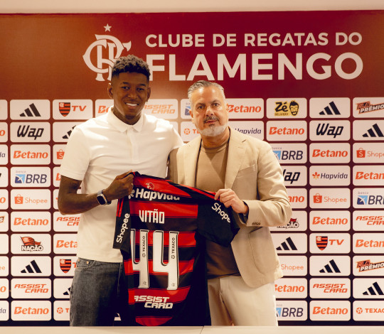 Emocionado, Vitão é apresentado no Ninho do Urubu