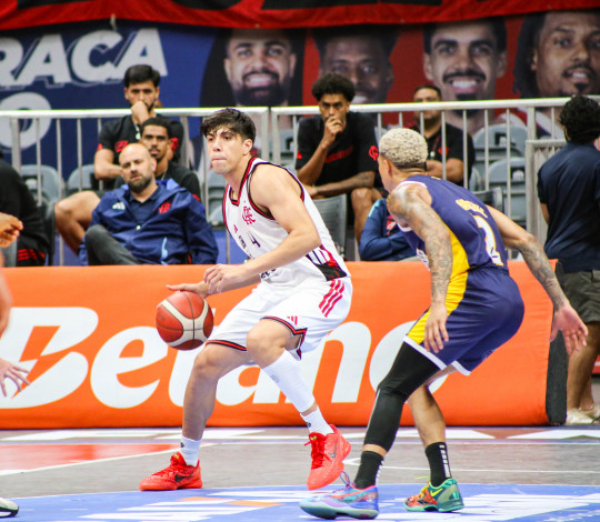 Em duelo muito equilibrado, FlaBasquete vence o Mogi por 81 a 75 e se mantém na liderança do NBB