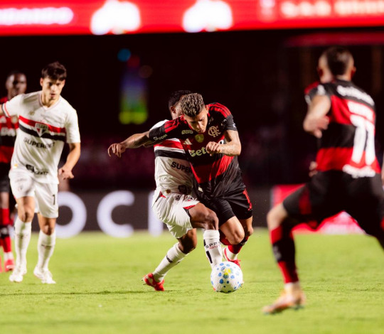 Flamengo sai na frente, mas acaba derrotado pelo São Paulo na estreia do Brasileirão