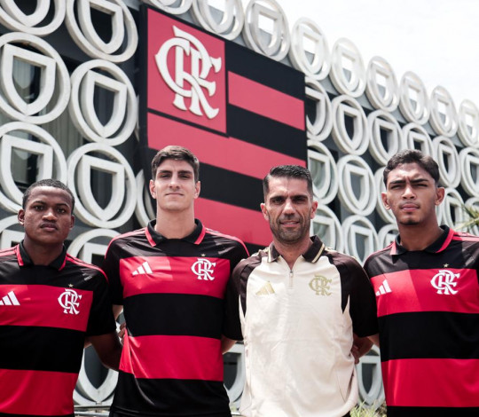 Novos reforços da equipe sub-20 assinam contrato no CT George Helal