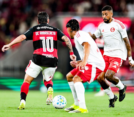 Flamengo sai atrás no placar e busca o empate contra o Internacional no Maracanã