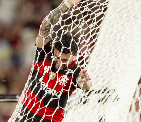 Flamengo vence o Madureira no Maracanã e abre vantagem na semifinal do Carioca