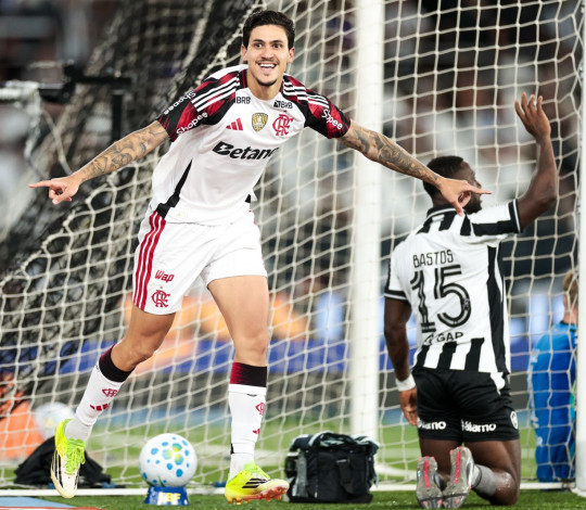 Com autoridade, Flamengo vence o Botafogo e sobe na tabela do Brasileirão