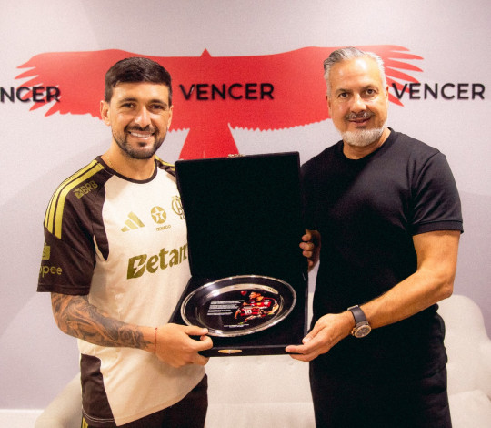 Arrascaeta recebe homenagem pelos 100 gols