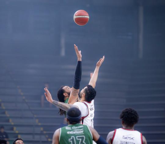 Pelo NBB, Flamengo perde para o União Corinthians, que empata a série de oitavas de final em 1 a 1